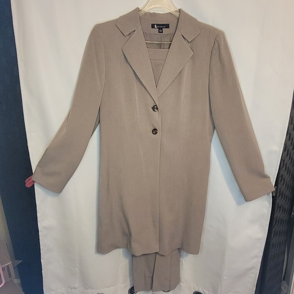 Larry Levine Suit, Women Size 14, Khaki